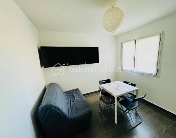 Carnon plage - Idéal investissement locatif ou pied à terre ☀️
Studio fonctionnel de 15m2 environ idéalement situé sur la commune de Carnon aux portes de Montpellier. 
À deux pas de la plage, du port et des ses commerces cet appartement présente un emplacement idéal en bord de mer.
Le bien a bénéficié d’un rafraîchissement récent et sera vendu meublé. 
La résidence possède un garage à vélo privatif et dispose d’un parking public en face de la copropriété.
Ne manquez pas cette opportunité d’investissement contactez moi au 0763174209.
