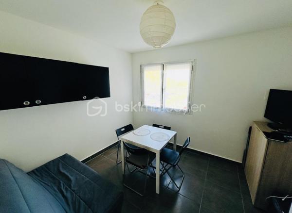 Carnon plage - Idéal investissement locatif ou pied à terre ☀️
Studio fonctionnel de 15m2 environ idéalement situé sur la commune de Carnon aux portes de Montpellier. 
À deux pas de la plage, du port et des ses commerces cet appartement présente un emplacement idéal en bord de mer.
Le bien a bénéficié d’un rafraîchissement récent et sera vendu meublé. 
La résidence possède un garage à vélo privatif et dispose d’un parking public en face de la copropriété.
Ne manquez pas cette opportunité d’investissement contactez moi au 0763174209.