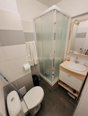 Carnon plage - Idéal investissement locatif ou pied à terre ☀️
Studio fonctionnel de 15m2 environ idéalement situé sur la commune de Carnon aux portes de Montpellier. 
À deux pas de la plage, du port et des ses commerces cet appartement présente un emplacement idéal en bord de mer.
Le bien a bénéficié d’un rafraîchissement récent et sera vendu meublé. 
La résidence possède un garage à vélo privatif et dispose d’un parking public en face de la copropriété.
Ne manquez pas cette opportunité d’investissement contactez moi au 0763174209.