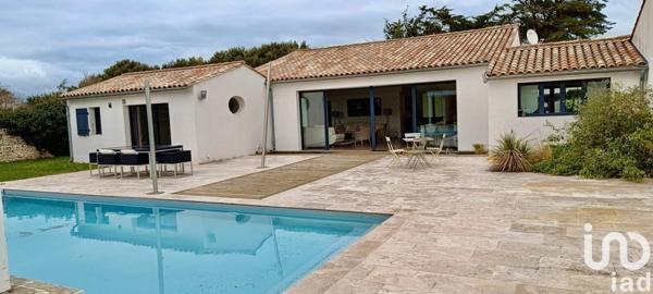 Maison traditionnelle 15 pièces de 420 m² à La Flotte (17630)