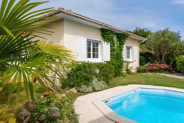 Villa à Andernos Les Bains 180 m2 sur parcelle de 800 m2 avec terrasse solarium et piscine