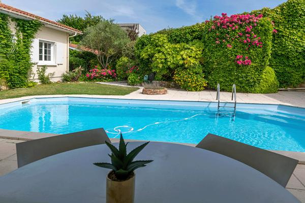 Villa à Andernos Les Bains 180 m2 sur parcelle de 800 m2 avec terrasse solarium et piscine