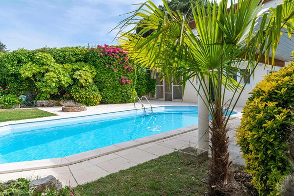 Villa à Andernos Les Bains 180 m2 sur parcelle de 800 m2 avec terrasse solarium et piscine