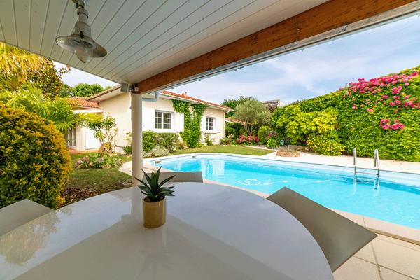 Villa à Andernos Les Bains 180 m2 sur parcelle de 800 m2 avec terrasse solarium et piscine