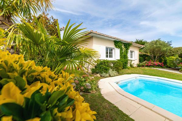 Villa à Andernos Les Bains 180 m2 sur parcelle de 800 m2 avec terrasse solarium et piscine
