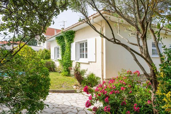 Villa à Andernos Les Bains 180 m2 sur parcelle de 800 m2 avec terrasse solarium et piscine