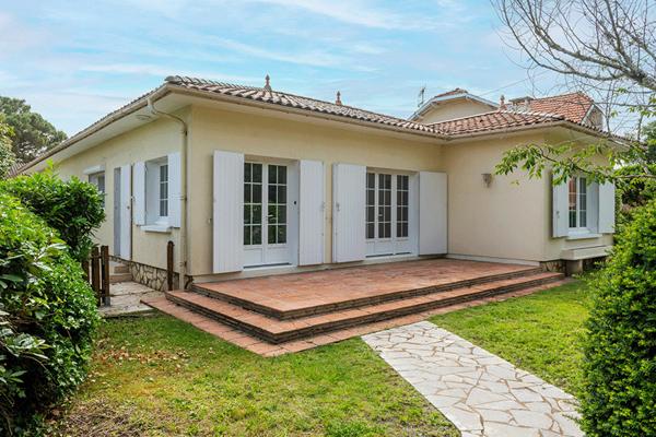 Villa à Andernos Les Bains 180 m2 sur parcelle de 800 m2 avec terrasse solarium et piscine
