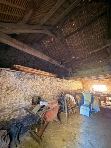 EN EXCLUSIVITE ! Propriété avec maison d'habitation 87m², dépendances sur 13 600m² de terrain 148 000 €