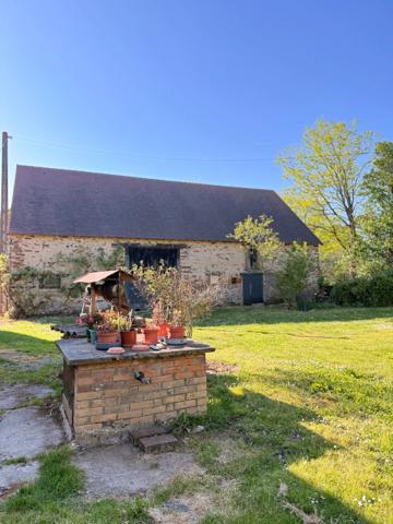 EN EXCLUSIVITE ! Propriété avec maison d'habitation 87m², dépendances sur 13 600m² de terrain 148 000 €