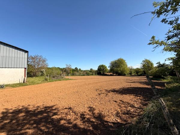 EN EXCLUSIVITE ! Propriété avec maison d'habitation 87m², dépendances sur 13 600m² de terrain 148 000 €