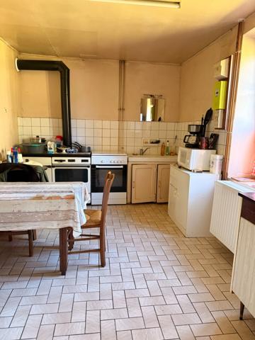 EN EXCLUSIVITE ! Propriété avec maison d'habitation 87m², dépendances sur 13 600m² de terrain 148 000 €