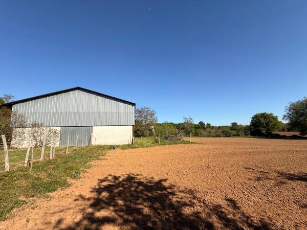EN EXCLUSIVITE ! Propriété avec maison d'habitation 87m², dépendances sur 13 600m² de terrain 148 000 €