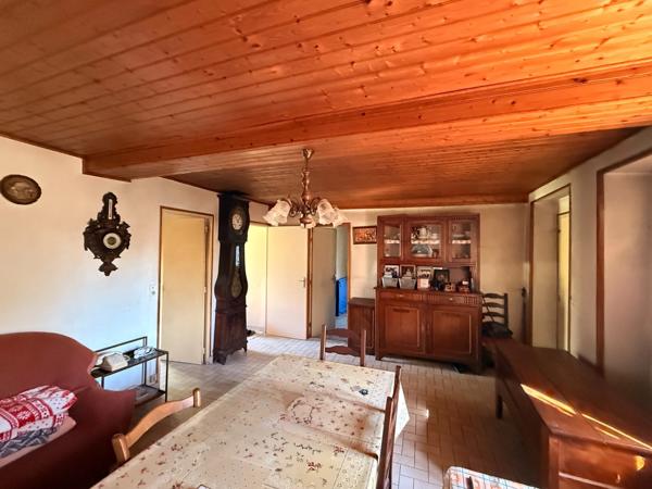 EN EXCLUSIVITE ! Propriété avec maison d'habitation 87m², dépendances sur 13 600m² de terrain 148 000 €