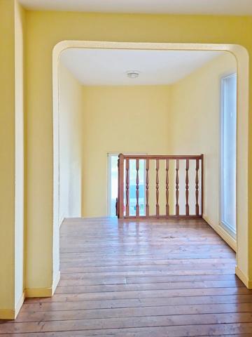 Vente                                                      Immeuble
                        
                     16 pièces                      358 m2                     à Crépy