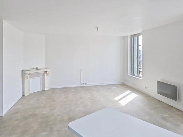 Vente                                                      Immeuble
                        
                     16 pièces                      358 m2                     à Crépy