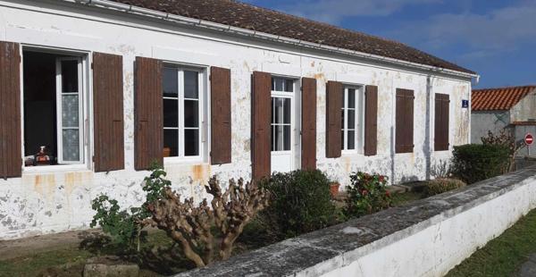 Ensemble immobilier maison chai et hangar 17190