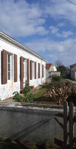 Ensemble immobilier maison chai et hangar 17190