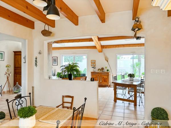 Maison à vendre Saint-Xandre (17) 5 pièces, 120m2 de plain-pied, parcelle 700m2, garage, grenier.