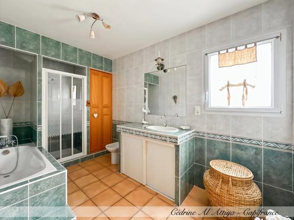 Maison à vendre Saint-Xandre (17) 5 pièces, 120m2 de plain-pied, parcelle 700m2, garage, grenier.