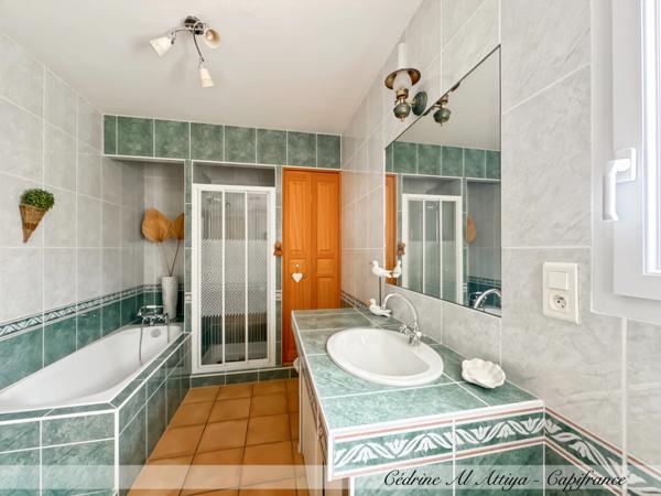 Maison à vendre Saint-Xandre (17) 5 pièces, 120m2 de plain-pied, parcelle 700m2, garage, grenier.