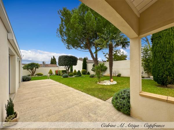 Maison à vendre Saint-Xandre (17) 5 pièces, 120m2 de plain-pied, parcelle 700m2, garage, grenier.