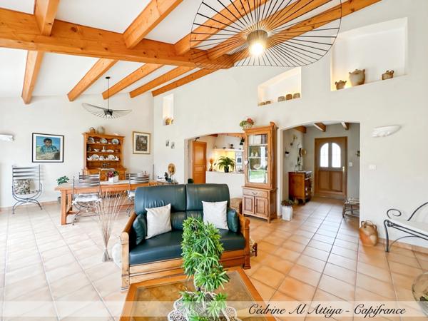 Maison à vendre Saint-Xandre (17) 5 pièces, 120m2 de plain-pied, parcelle 700m2, garage, grenier.