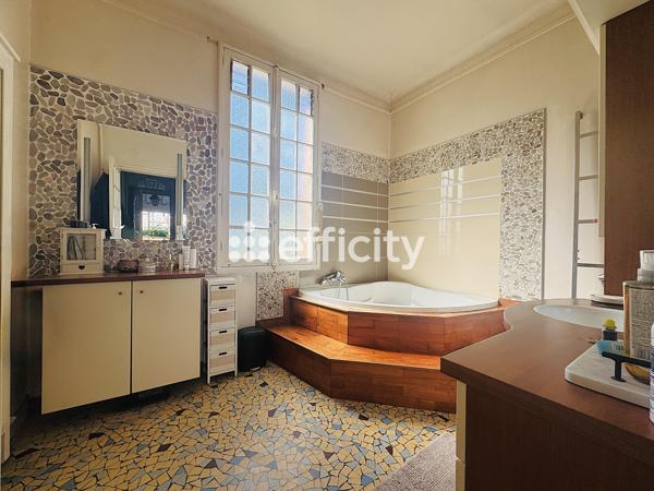Maison
         8 pièces
        - 320 m² Bien prestige 525 000 € *