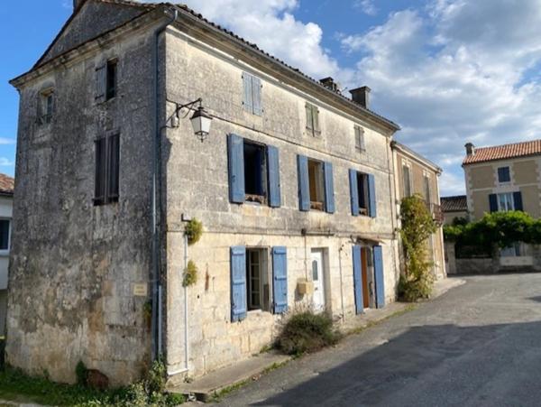 Dignac, Maison de bourg, en pierres, à rénover, avec de Beaux volumes