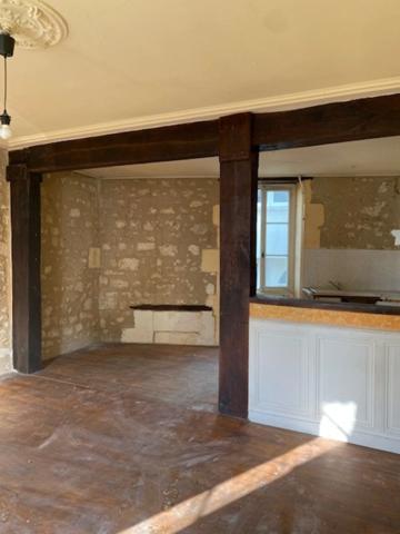 Dignac, Maison de bourg, en pierres, à rénover, avec de Beaux volumes