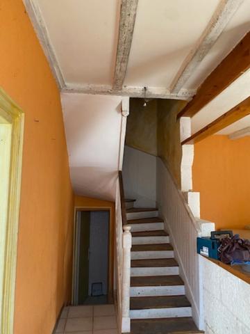 Dignac, Maison de bourg, en pierres, à rénover, avec de Beaux volumes