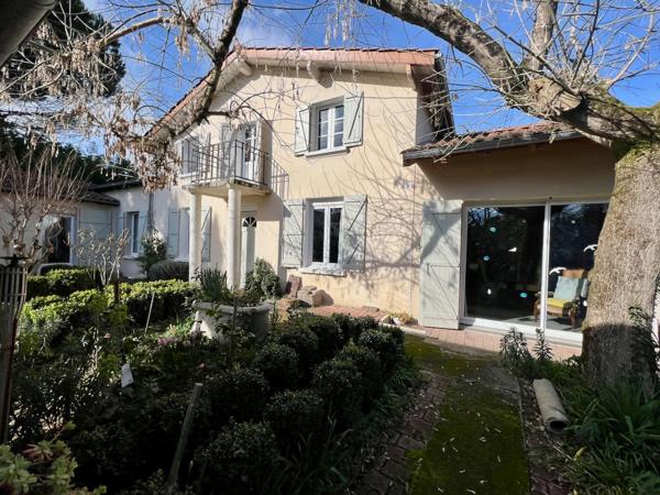 Maison d'environ 220 m² dans un des meilleurs quartiers de Villeneuve sur Lot, proche à pied du centre ville et de toutes ses commodités (commerces, écoles, loisirs, ...). Vous cherchez une maison atypique, pleine de charme, dans un quartier tranquille ? , Villeneuve sur lot