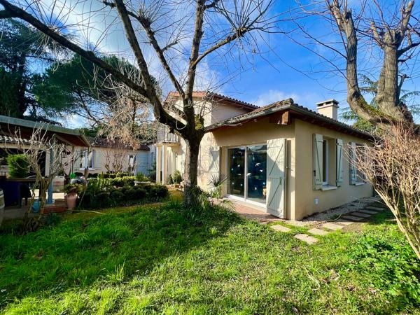 Maison d'environ 220 m² dans un des meilleurs quartiers de Villeneuve sur Lot, proche à pied du centre ville et de toutes ses commodités (commerces, écoles, loisirs, ...). Vous cherchez une maison atypique, pleine de charme, dans un quartier tranquille ? , Villeneuve sur lot