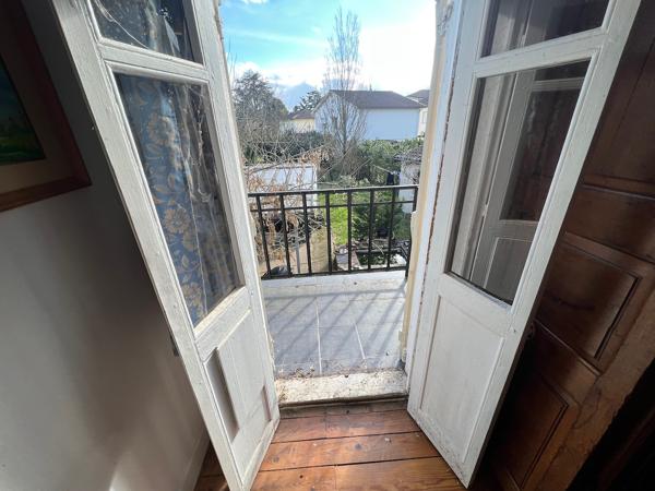 Maison d'environ 220 m² dans un des meilleurs quartiers de Villeneuve sur Lot, proche à pied du centre ville et de toutes ses commodités (commerces, écoles, loisirs, ...). Vous cherchez une maison atypique, pleine de charme, dans un quartier tranquille ? , Villeneuve sur lot