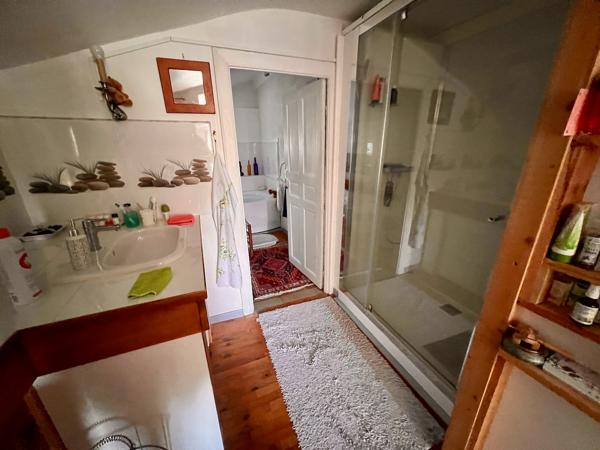 Maison d'environ 220 m² dans un des meilleurs quartiers de Villeneuve sur Lot, proche à pied du centre ville et de toutes ses commodités (commerces, écoles, loisirs, ...). Vous cherchez une maison atypique, pleine de charme, dans un quartier tranquille ? , Villeneuve sur lot