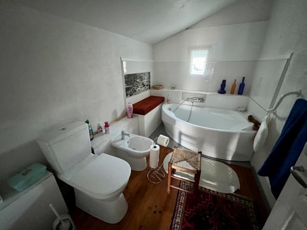 Maison d'environ 220 m² dans un des meilleurs quartiers de Villeneuve sur Lot, proche à pied du centre ville et de toutes ses commodités (commerces, écoles, loisirs, ...). Vous cherchez une maison atypique, pleine de charme, dans un quartier tranquille ? , Villeneuve sur lot