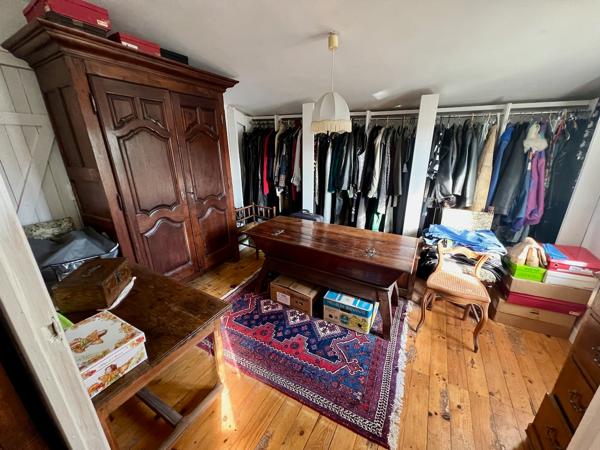 Maison d'environ 220 m² dans un des meilleurs quartiers de Villeneuve sur Lot, proche à pied du centre ville et de toutes ses commodités (commerces, écoles, loisirs, ...). Vous cherchez une maison atypique, pleine de charme, dans un quartier tranquille ? , Villeneuve sur lot