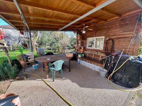 Maison d'environ 220 m² dans un des meilleurs quartiers de Villeneuve sur Lot, proche à pied du centre ville et de toutes ses commodités (commerces, écoles, loisirs, ...). Vous cherchez une maison atypique, pleine de charme, dans un quartier tranquille ? , Villeneuve sur lot