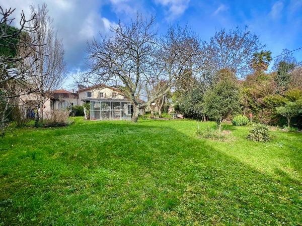 Maison d'environ 220 m² dans un des meilleurs quartiers de Villeneuve sur Lot, proche à pied du centre ville et de toutes ses commodités (commerces, écoles, loisirs, ...). Vous cherchez une maison atypique, pleine de charme, dans un quartier tranquille ? , Villeneuve sur lot