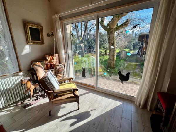 Maison d'environ 220 m² dans un des meilleurs quartiers de Villeneuve sur Lot, proche à pied du centre ville et de toutes ses commodités (commerces, écoles, loisirs, ...). Vous cherchez une maison atypique, pleine de charme, dans un quartier tranquille ? , Villeneuve sur lot