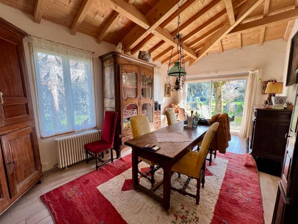 Maison d'environ 220 m² dans un des meilleurs quartiers de Villeneuve sur Lot, proche à pied du centre ville et de toutes ses commodités (commerces, écoles, loisirs, ...). Vous cherchez une maison atypique, pleine de charme, dans un quartier tranquille ? , Villeneuve sur lot