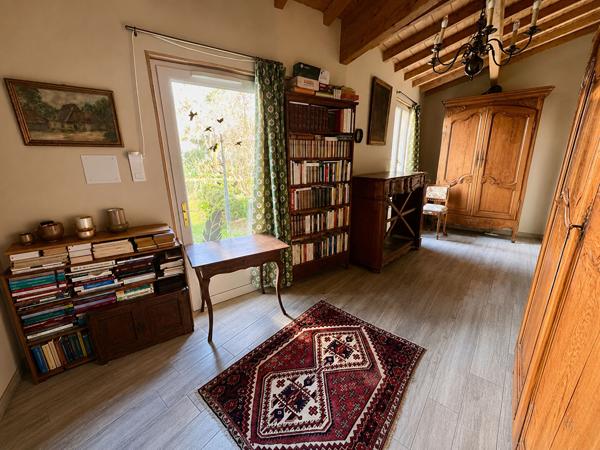 Maison d'environ 220 m² dans un des meilleurs quartiers de Villeneuve sur Lot, proche à pied du centre ville et de toutes ses commodités (commerces, écoles, loisirs, ...). Vous cherchez une maison atypique, pleine de charme, dans un quartier tranquille ? , Villeneuve sur lot