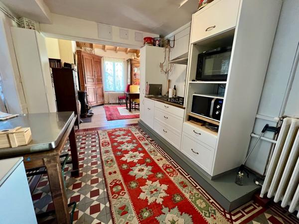 Maison d'environ 220 m² dans un des meilleurs quartiers de Villeneuve sur Lot, proche à pied du centre ville et de toutes ses commodités (commerces, écoles, loisirs, ...). Vous cherchez une maison atypique, pleine de charme, dans un quartier tranquille ? , Villeneuve sur lot