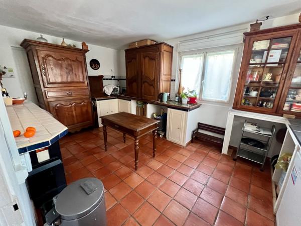 Maison d'environ 220 m² dans un des meilleurs quartiers de Villeneuve sur Lot, proche à pied du centre ville et de toutes ses commodités (commerces, écoles, loisirs, ...). Vous cherchez une maison atypique, pleine de charme, dans un quartier tranquille ? , Villeneuve sur lot