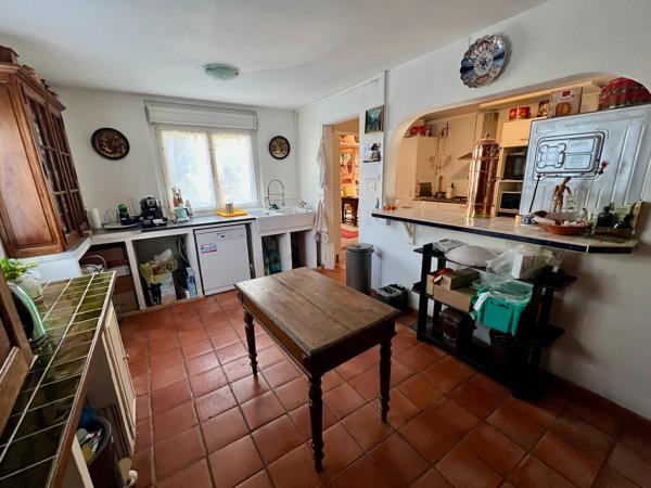 Maison d'environ 220 m² dans un des meilleurs quartiers de Villeneuve sur Lot, proche à pied du centre ville et de toutes ses commodités (commerces, écoles, loisirs, ...). Vous cherchez une maison atypique, pleine de charme, dans un quartier tranquille ? , Villeneuve sur lot