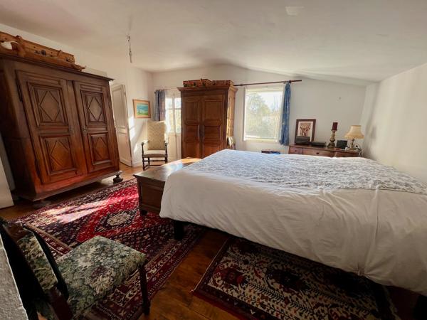 Maison d'environ 220 m² dans un des meilleurs quartiers de Villeneuve sur Lot, proche à pied du centre ville et de toutes ses commodités (commerces, écoles, loisirs, ...). Vous cherchez une maison atypique, pleine de charme, dans un quartier tranquille ? , Villeneuve sur lot