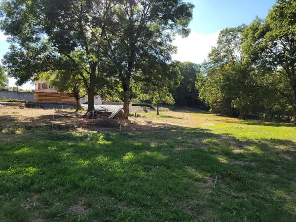 Terrain constructible de 1500 m2 ou plus..
