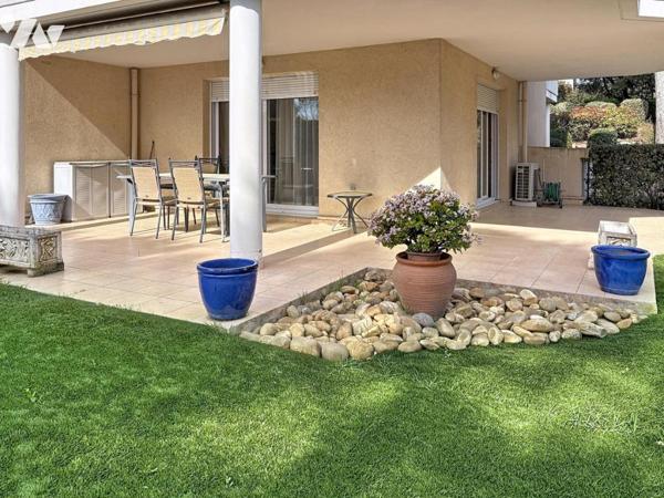 Appartement de trois pièces en rez de jardin avec cave et garage dans une résidence de standing