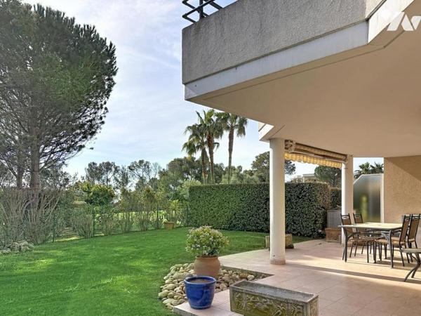 Appartement de trois pièces en rez de jardin avec cave et garage dans une résidence de standing