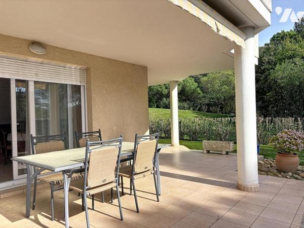 Appartement de trois pièces en rez de jardin avec cave et garage dans une résidence de standing