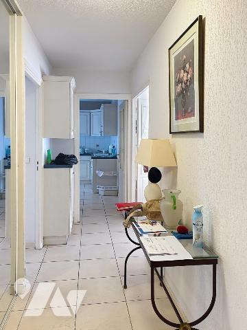 Appartement de trois pièces en rez de jardin avec cave et garage dans une résidence de standing
